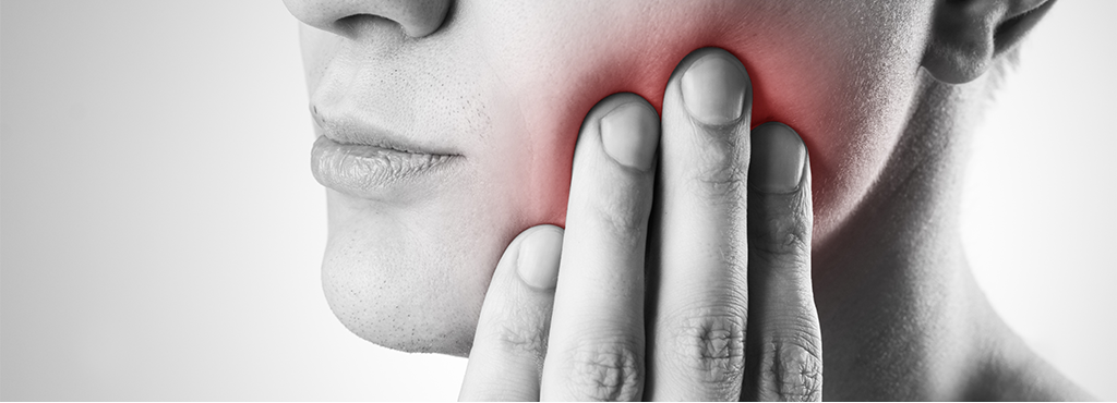 むし歯の痛みに耐える人