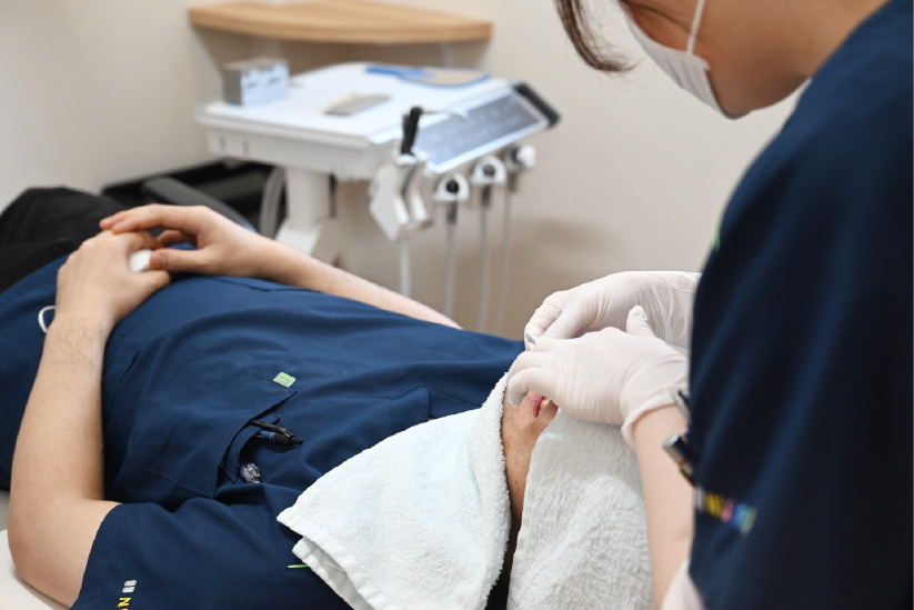 ホワイトニング前のクリーニング風景