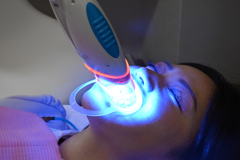 照射機をあてている風景